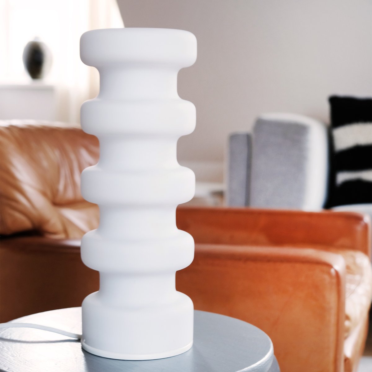 Luna 33cm Blanco lámpara de mesa De Dyberg Larsen - L&aring;t Luna bordslampa bli rummets blickf&aring;ng med sitt f&ouml;rtrollande sken i opalglas och skapa en unik atmosf&auml;r.
