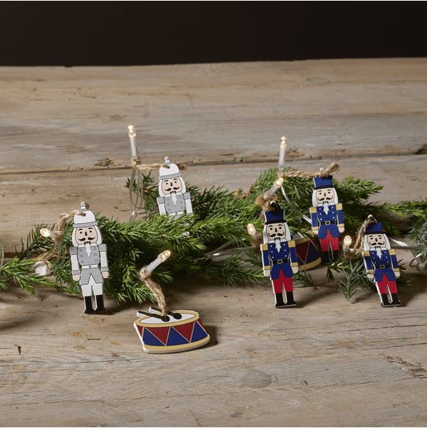 Guirnalda De Luces Nutcracker 1,8m Multicolor De Star Trading - Guirnalda de luces para interior con 10 figuras de madera en azul, gris, blanco y rojo.