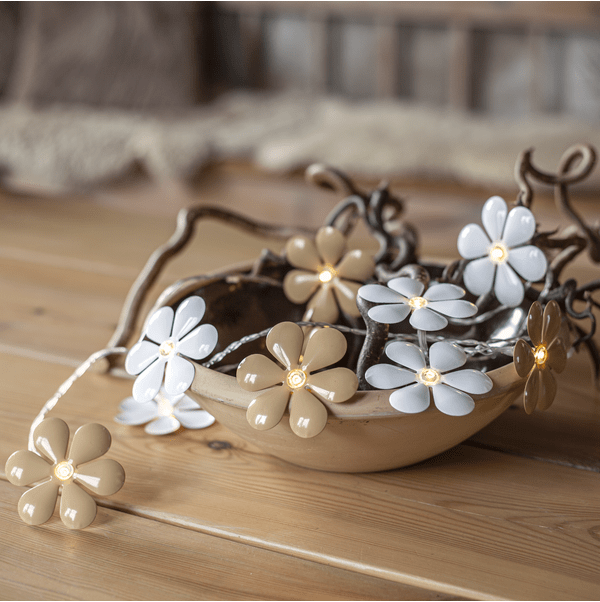 Guirnalda De Luces Fiore Multicolor De Star Trading - Guirnalda de luces decorativas a pilas con flores de metal en color blanco y beige.