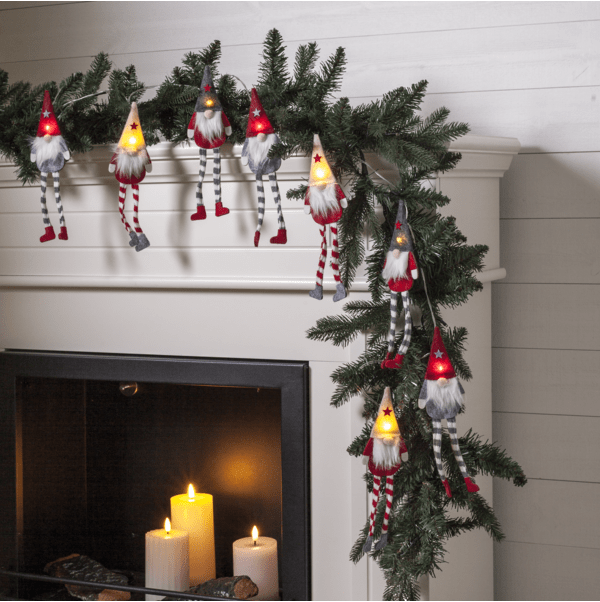 Guirnalda De Luces Alf 1,4m Multicolor De Star Trading - Guirnalda de luces a pilas con ocho figuras de Pap&aacute; Noel ligeramente m&aacute;s grandes, hechas de madera y tela en colores festivos.