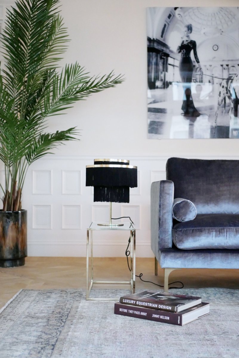 Frans 37cm Negro lámpara de mesa De Globen Lighting - Los flecos se pueden encontrar tanto en ropa como en muebles.