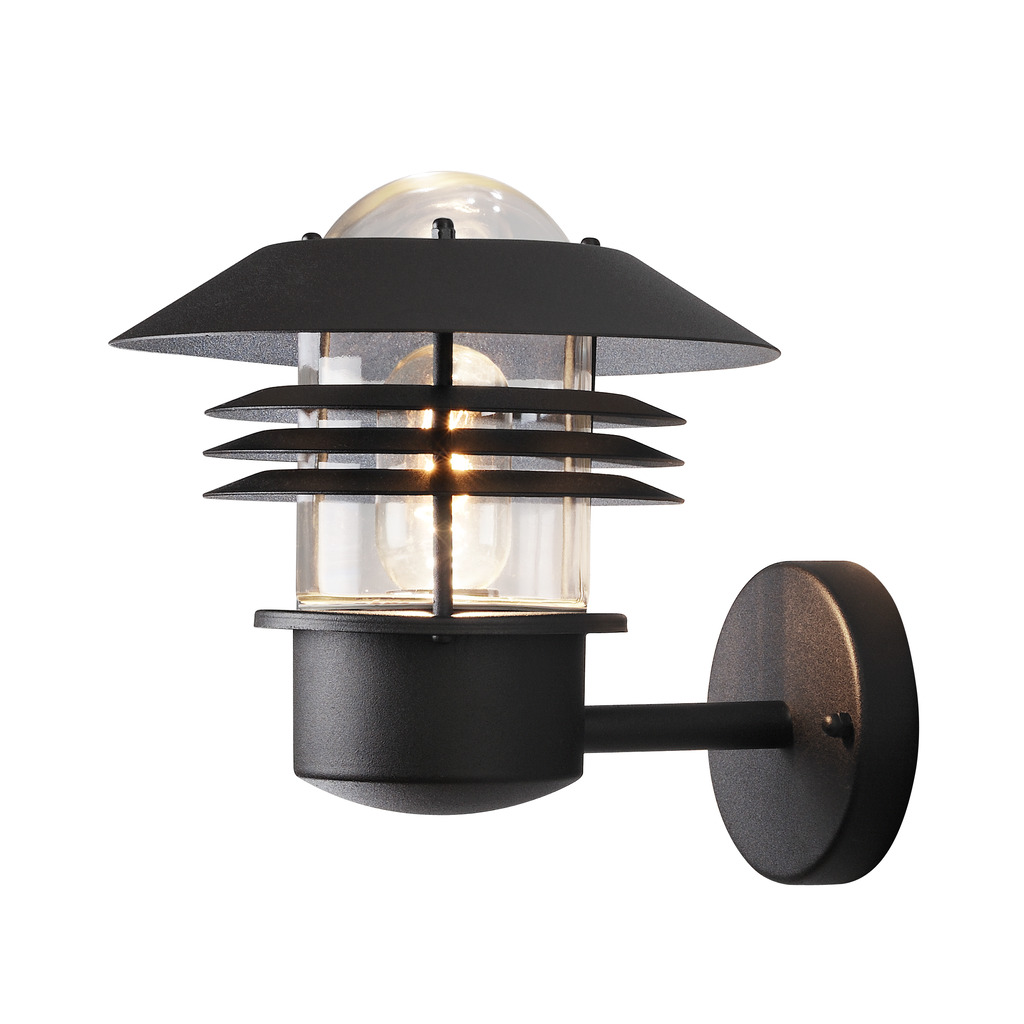 Modena Negro lámpara de exterior De Konstsmide - Con su techo protector y su elegante diseño, proporciona una luz agradable y dirigida, ideal para crear un ambiente seguro y acogedor al aire libre.