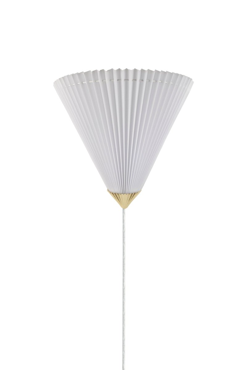 Matisse 34cm Blanco lámpara de pared De Globen Lighting - Con su pantalla de tela blanca plisada y detalles met&aacute;licos en lat&oacute;n a juego, esta l&aacute;mpara de pared se integra a la perfecci&oacute;n tanto en hogares modernos como cl&aacute;sicos.