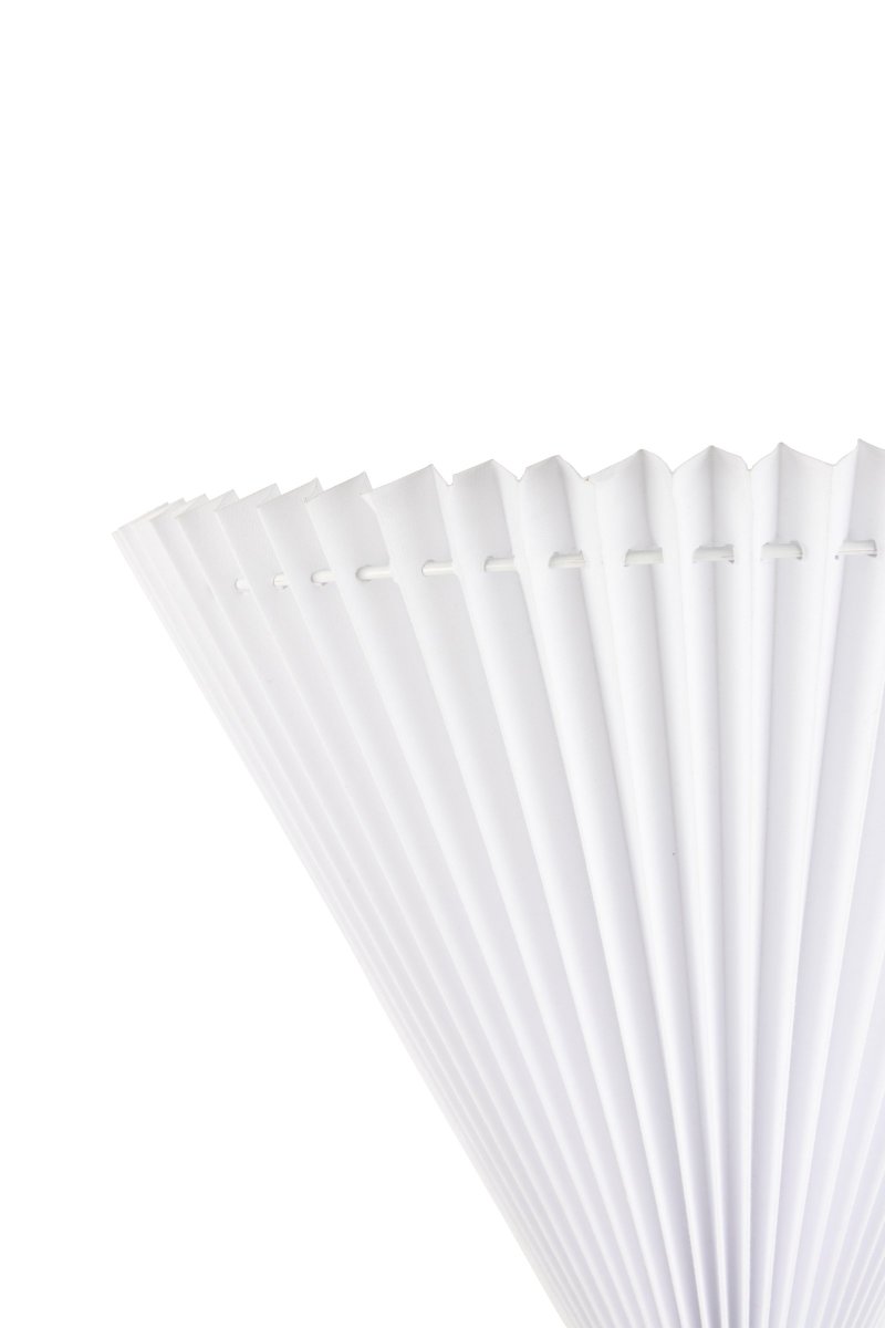 Matisse 34cm Blanco lámpara de pared De Globen Lighting - Con su pantalla de tela blanca plisada y detalles met&aacute;licos en lat&oacute;n a juego, esta l&aacute;mpara de pared se integra a la perfecci&oacute;n tanto en hogares modernos como cl&aacute;sicos.
