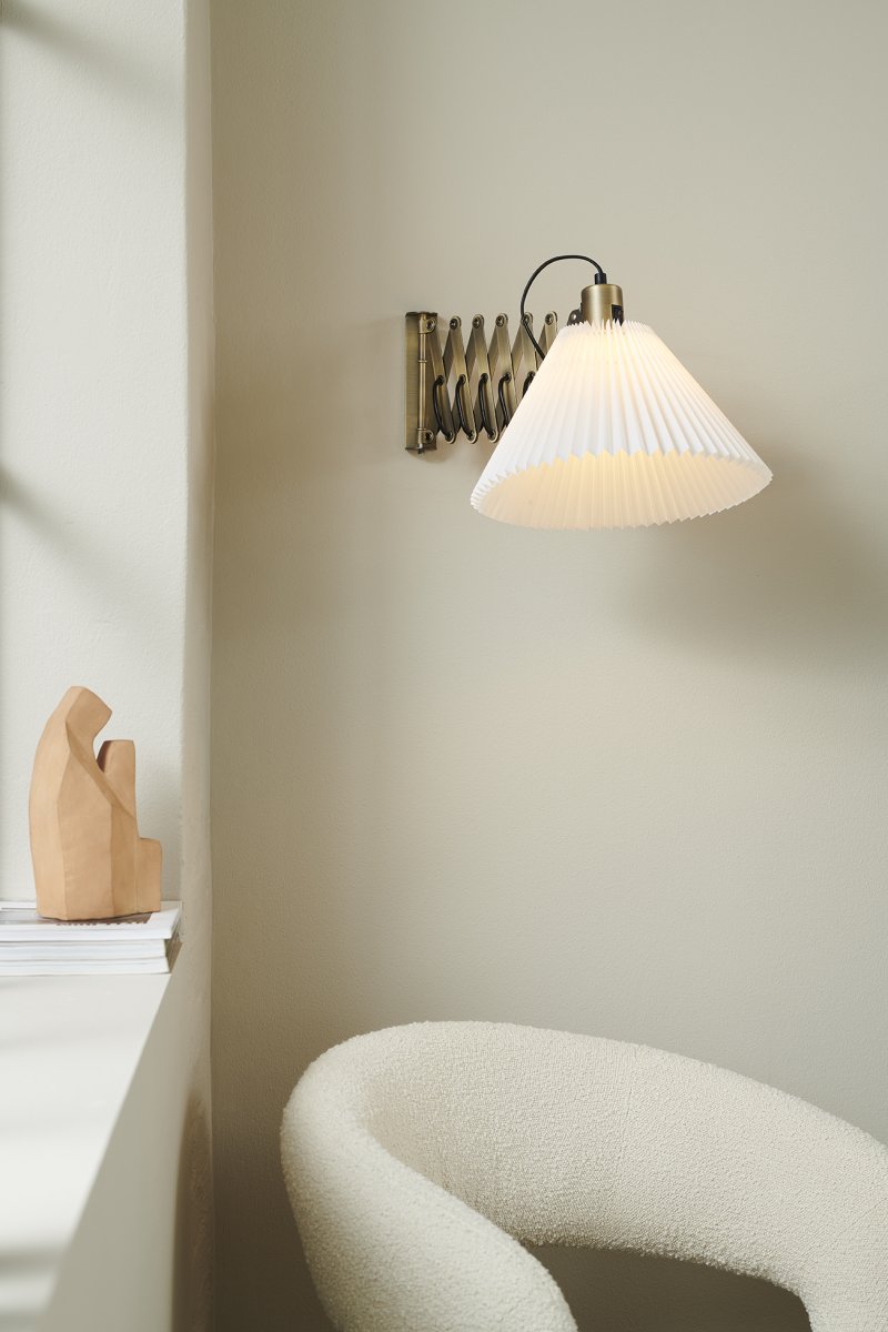 Medina Ø33 Latón antiguo lámpara de pared De Halo Design - El brazo de tracci&oacute;n de lat&oacute;n antiguo y la pantalla plisada y en &aacute;ngulo lo hacen perfecto como luz de lectura en el rinc&oacute;n de lectura o en la sala de estar.
