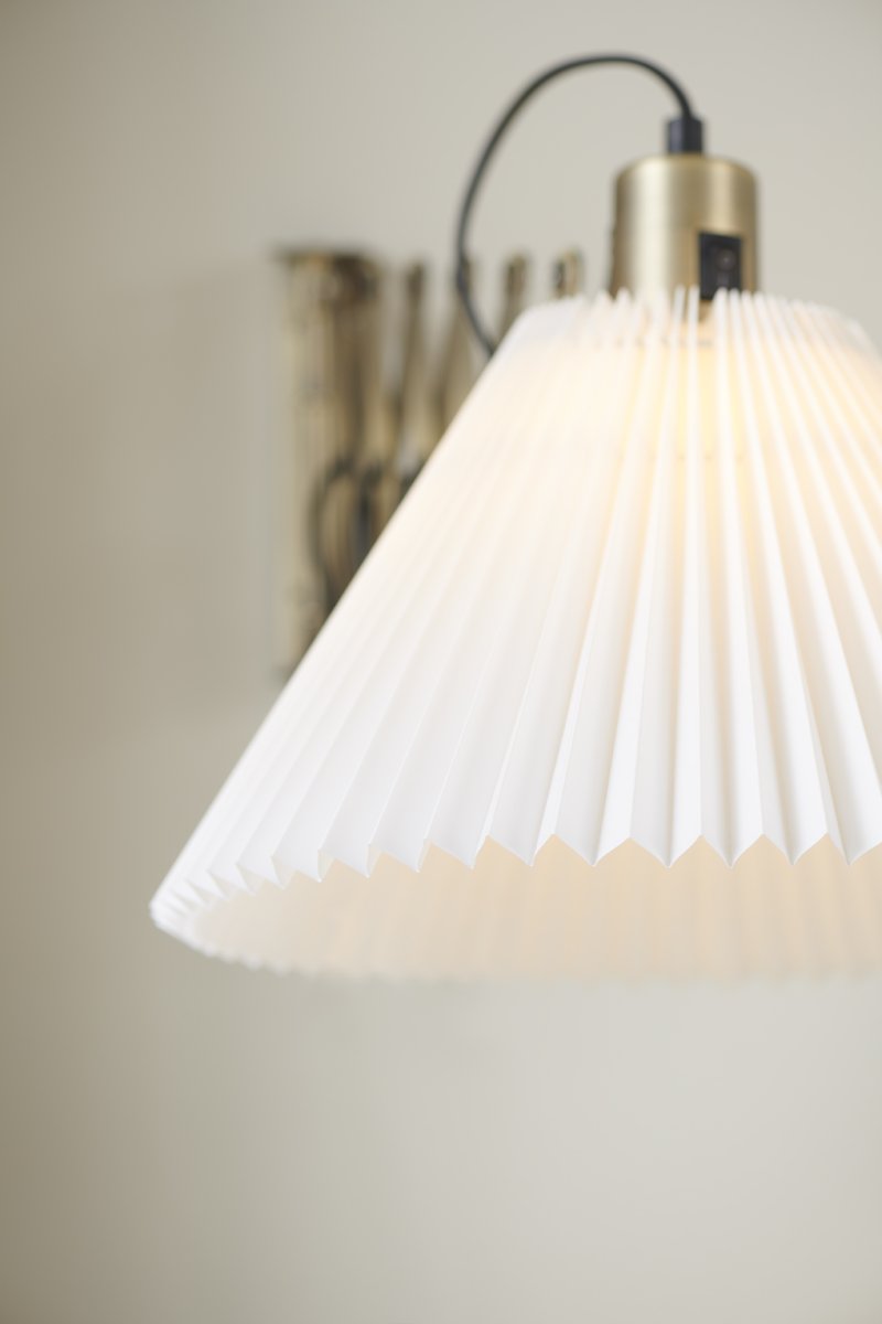 Medina Ø33 Latón antiguo lámpara de pared De Halo Design - El brazo de tracci&oacute;n de lat&oacute;n antiguo y la pantalla plisada y en &aacute;ngulo lo hacen perfecto como luz de lectura en el rinc&oacute;n de lectura o en la sala de estar.