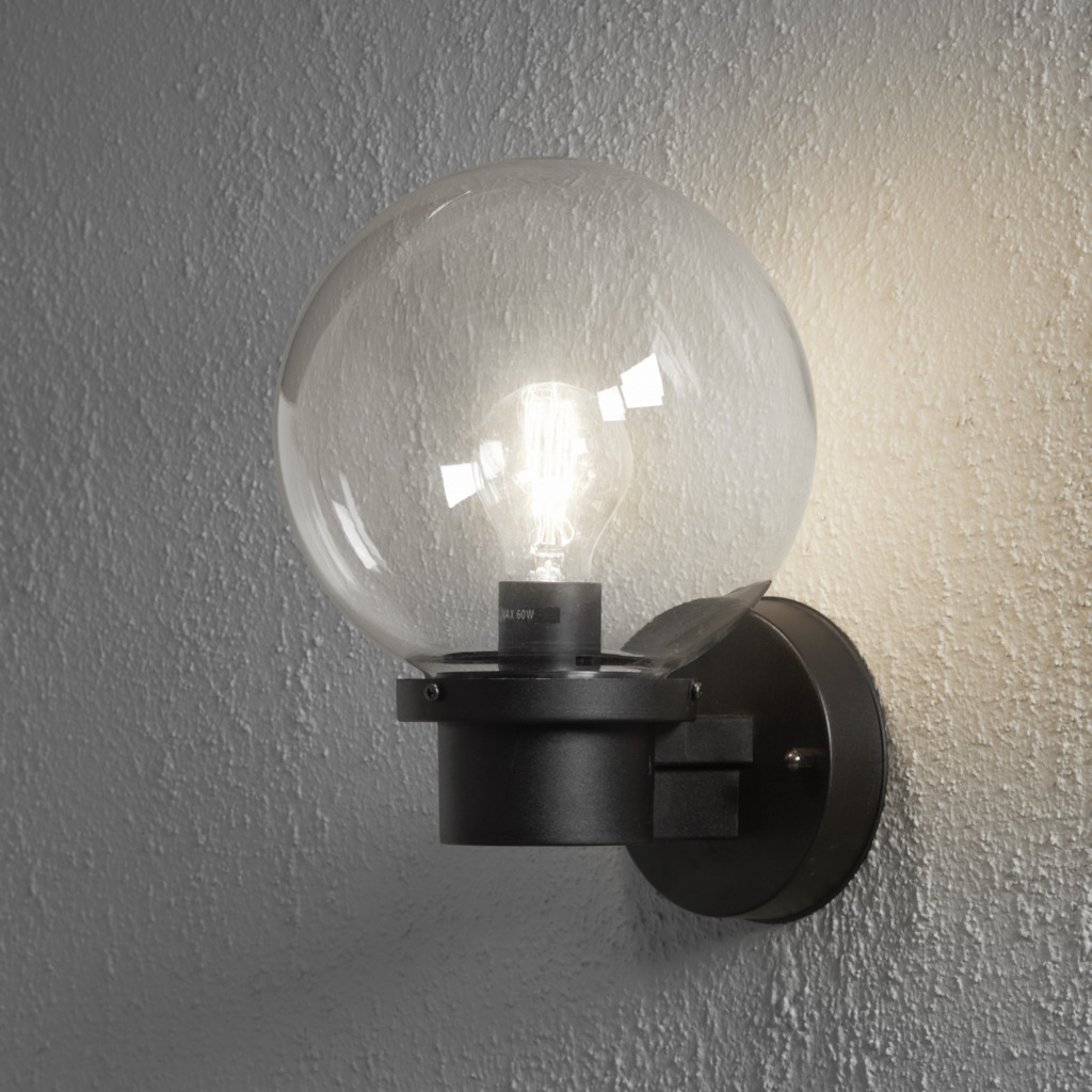 Nemi Negro lámpara de exterior De Konstsmide - Esta elegante lámpara de fachada con una pantalla de vidrio atemporal proporciona una luz clara y acogedora que realza su pared exterior.