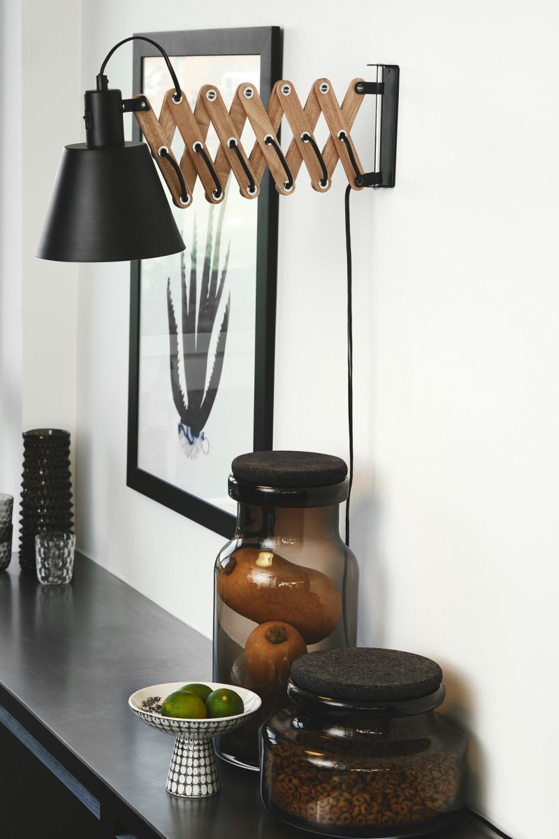 Vintage Ø18 Negro lámpara de pared De Halo Design - Con un hermoso brazo de tijera de madera y una elegante pantalla de metal negro, esta l&aacute;mpara combina el encanto r&uacute;stico con la funcionalidad moderna.