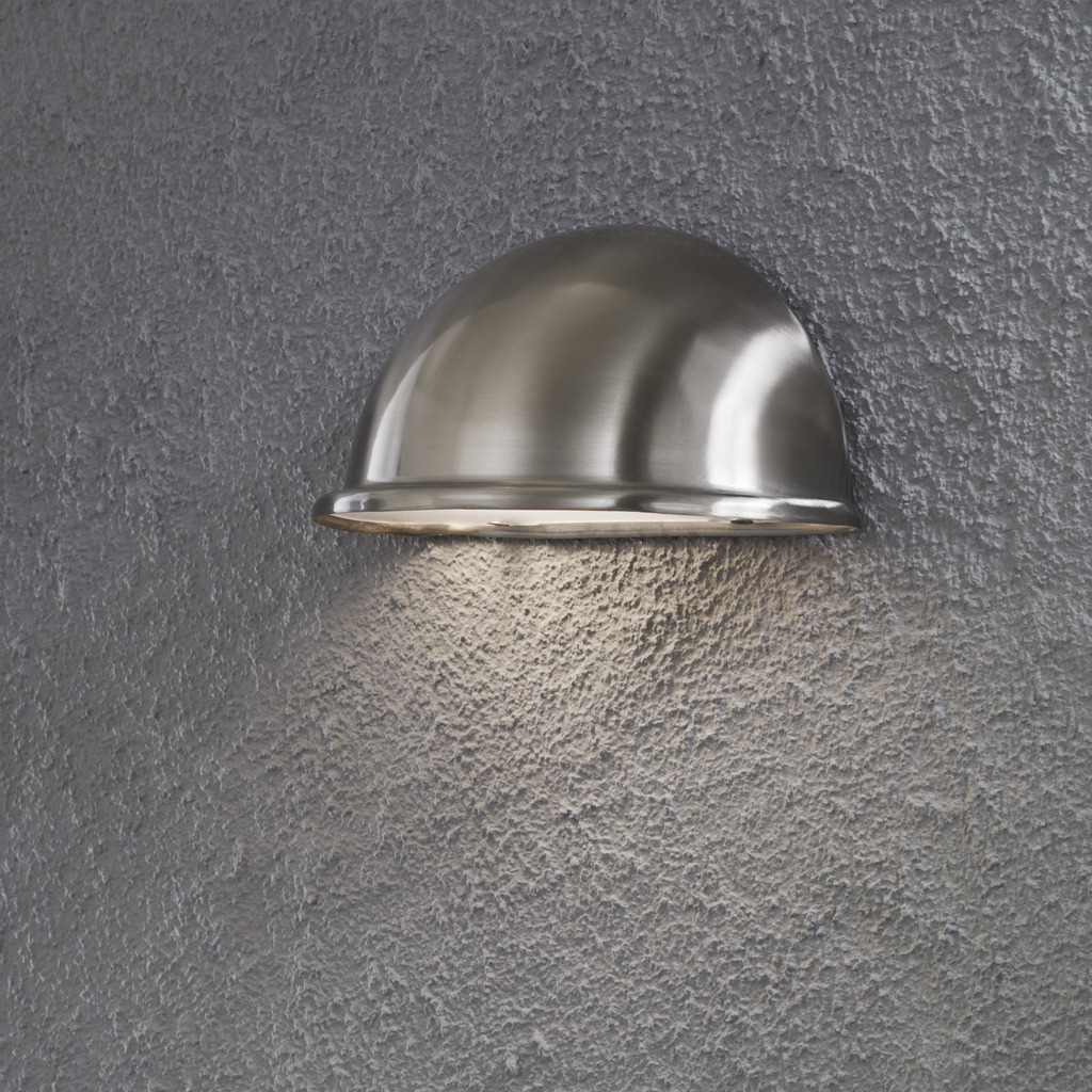 Torino Plata lámpara de exterior De Konstsmide - El diseño de acero inoxidable y la forma minimalista de media luna proporcionan una luz sutil y agradable, perfecta para patios, pasillos y entradas.