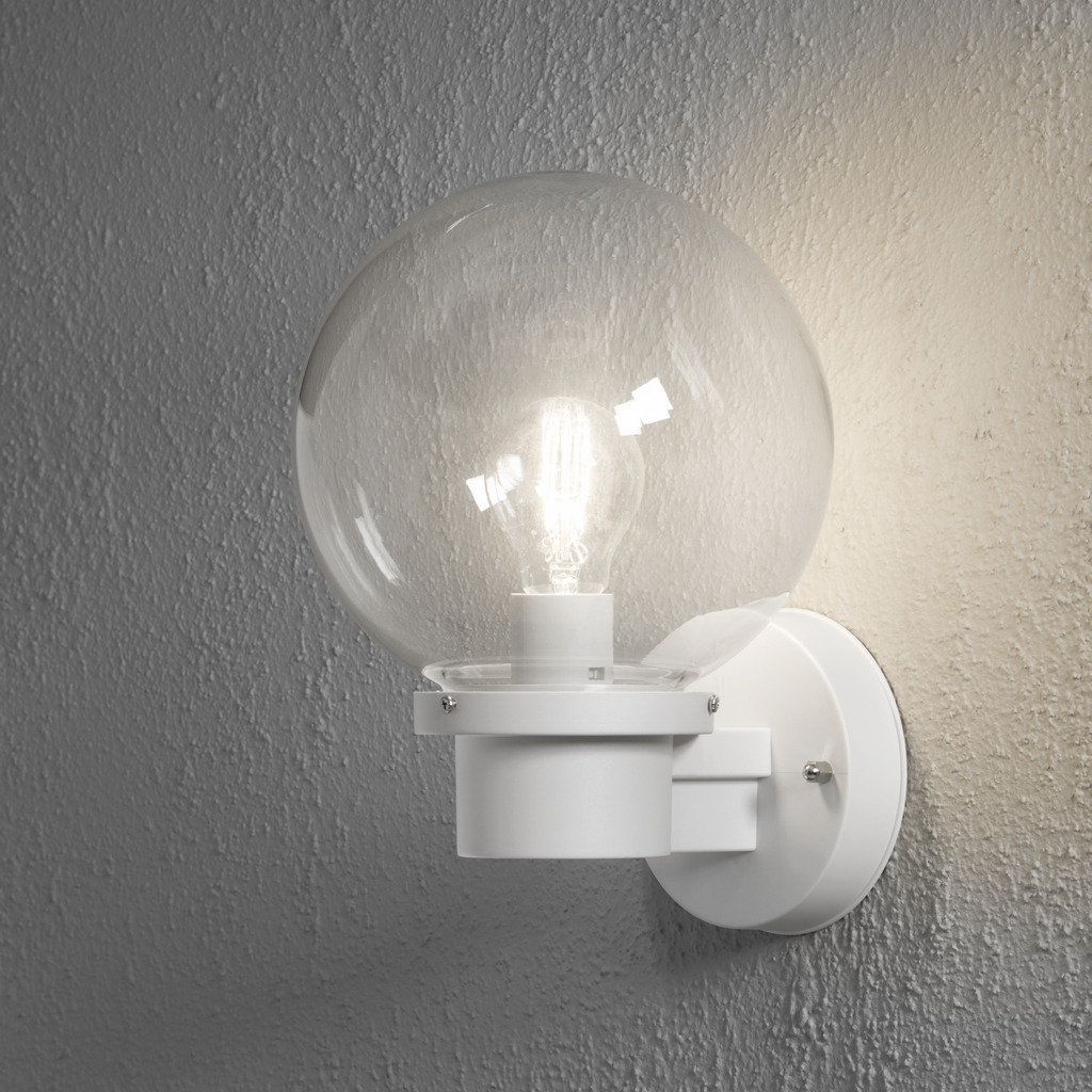 Nemi Blanco lámpara de exterior De Konstsmide - Esta elegante lámpara de fachada con una pantalla de vidrio atemporal proporciona una luz clara y acogedora que realza su pared exterior.