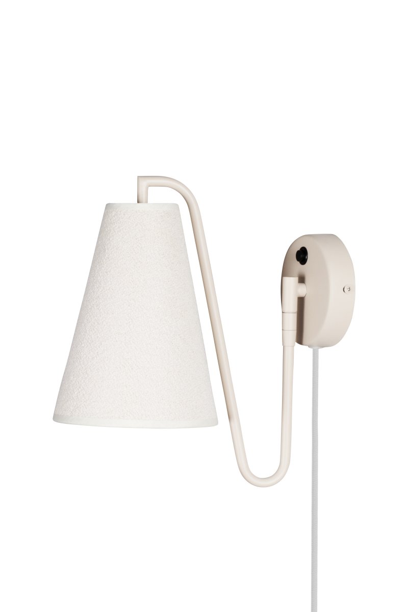 Lou 28cm Beige lámpara de pared De Globen Lighting - Lou es una l&aacute;mpara de pared funcional y decorativa con estructura tubular y pantalla de tela boucl&eacute;.