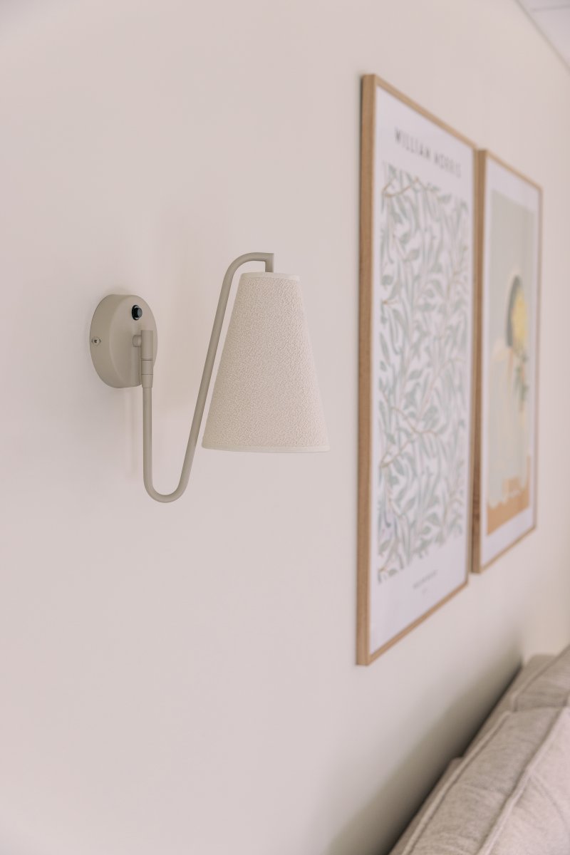 Lou 28cm Beige lámpara de pared De Globen Lighting - Lou es una l&aacute;mpara de pared funcional y decorativa con estructura tubular y pantalla de tela boucl&eacute;.