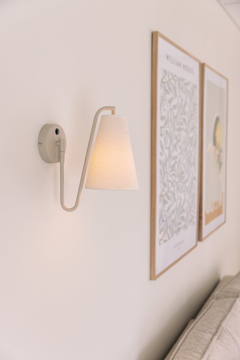 Lou 28cm Beige lámpara de pared De Globen Lighting - Lou es una l&aacute;mpara de pared funcional y decorativa con estructura tubular y pantalla de tela boucl&eacute;.