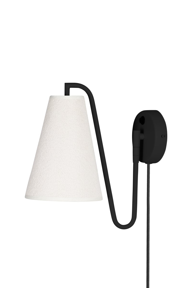 Lou 28cm Negro lámpara de pared De Globen Lighting - Lou es una l&aacute;mpara de pared funcional y decorativa con estructura tubular y pantalla de tela boucl&eacute;.