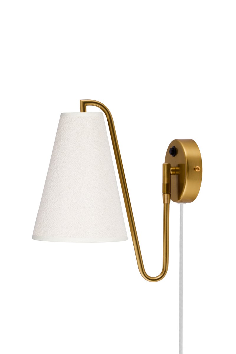 Lou 28cm Latón cepillado lámpara de pared De Globen Lighting - Lou es una l&aacute;mpara de pared funcional y decorativa con articulaci&oacute;n m&oacute;vil y pantalla de tela boucl&eacute;.