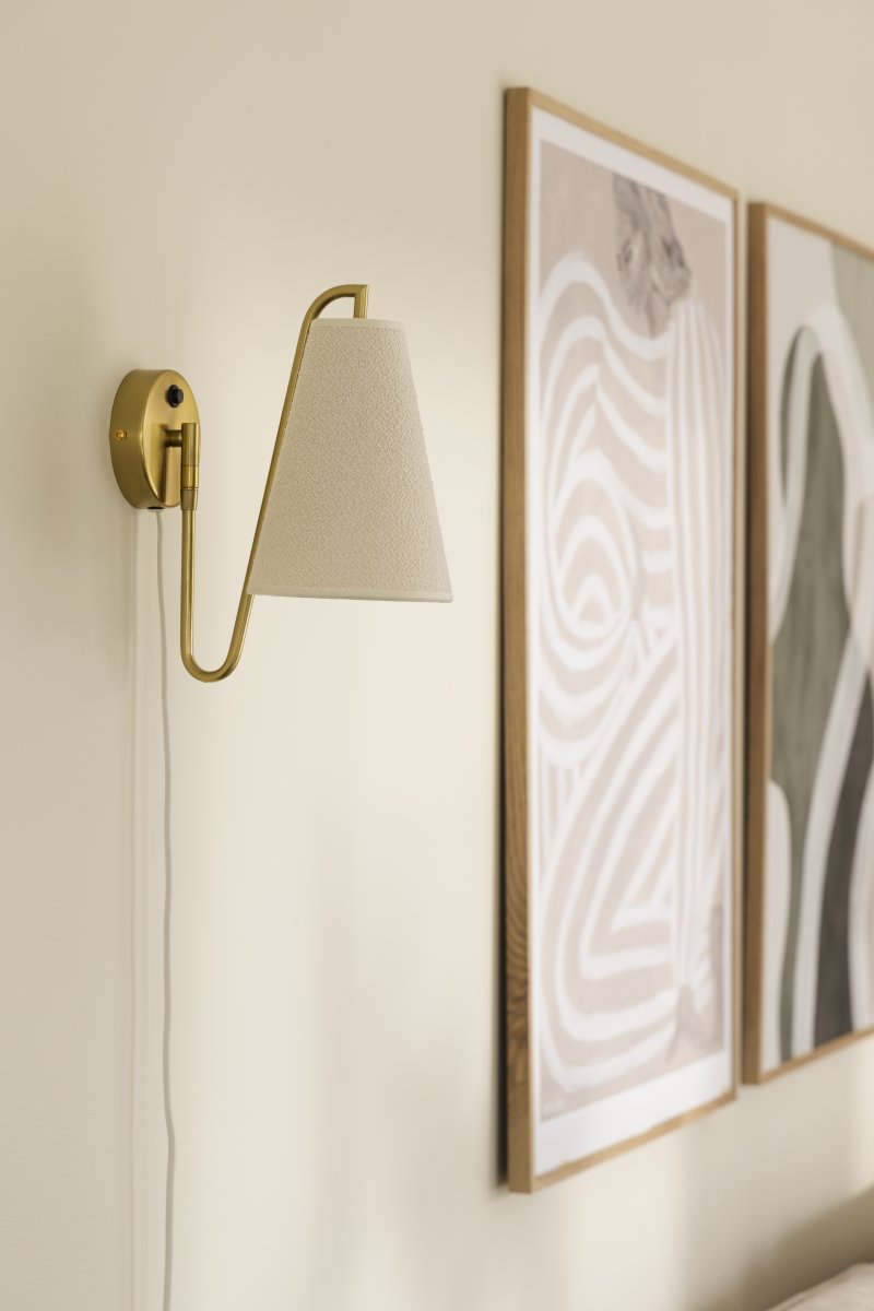 Lou 28cm Latón cepillado lámpara de pared De Globen Lighting - Lou es una l&aacute;mpara de pared funcional y decorativa con articulaci&oacute;n m&oacute;vil y pantalla de tela boucl&eacute;.