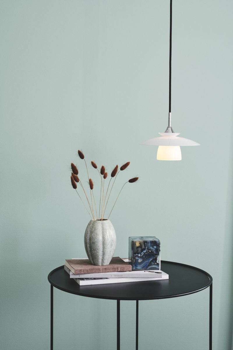Scandinavia Ø20 Ópalo Lámpas de techo De Halo Design - La lámpara emite una luz suave y agradable que crea un ambiente cálido y acogedor sobre la mesa del comedor, en la cocina o en el pasillo.