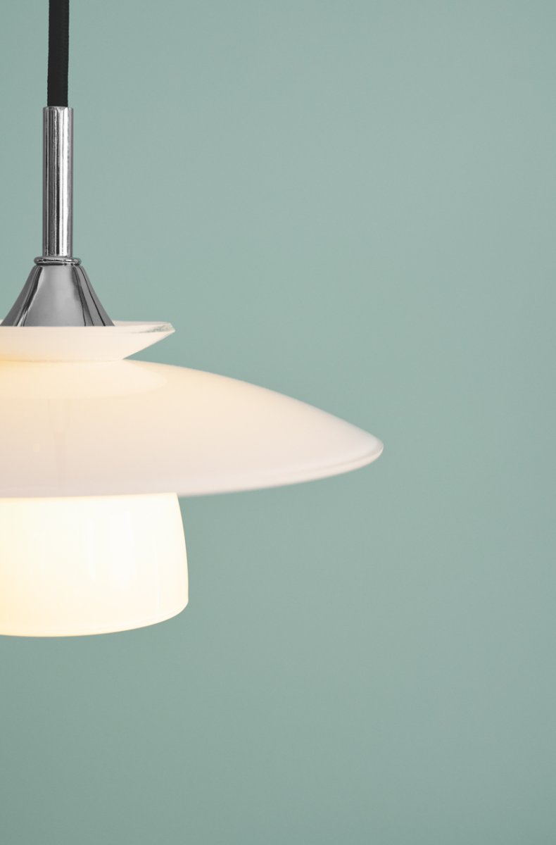 Scandinavia Ø20 Ópalo Lámpas de techo De Halo Design - La lámpara emite una luz suave y agradable que crea un ambiente cálido y acogedor sobre la mesa del comedor, en la cocina o en el pasillo.