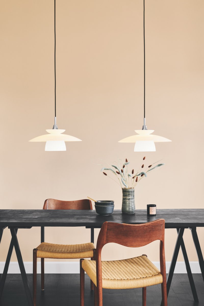 Scandinavia Ø40 Ópalo Lámpas de techo De Halo Design - La l&aacute;mpara emite una luz suave y agradable que crea un ambiente c&aacute;lido y acogedor sobre la mesa del comedor, en la cocina o en el pasillo.