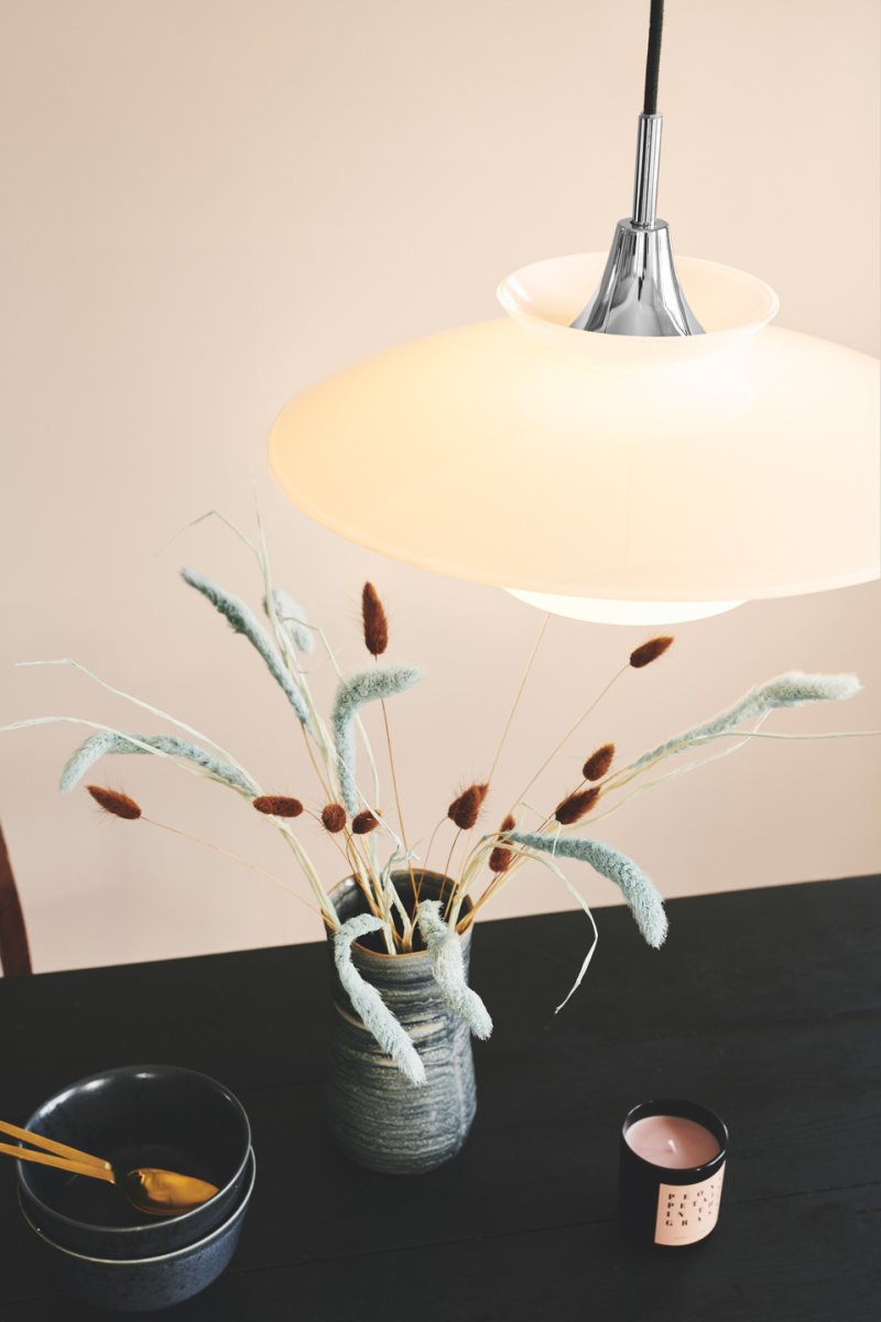 Scandinavia Ø40 Ópalo Lámpas de techo De Halo Design - La l&aacute;mpara emite una luz suave y agradable que crea un ambiente c&aacute;lido y acogedor sobre la mesa del comedor, en la cocina o en el pasillo.