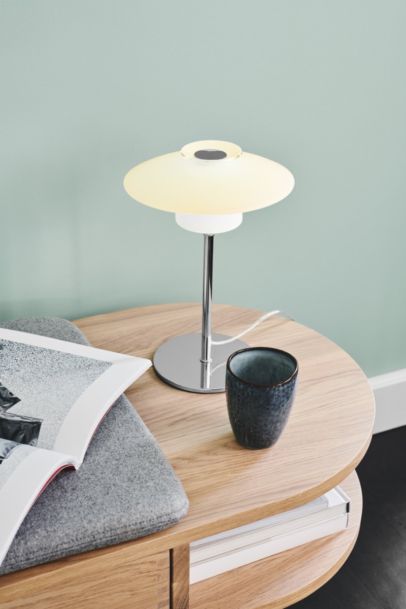 Scandinavia 30cm Ópalo lámpara de mesa De Halo Design - La l&aacute;mpara emite una luz suave y agradable que crea un ambiente c&aacute;lido y acogedor en la sala de estar, el dormitorio o el estudio.