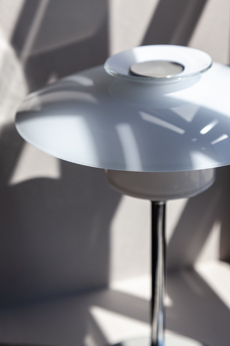 Scandinavia 30cm Ópalo lámpara de mesa De Halo Design - La l&aacute;mpara emite una luz suave y agradable que crea un ambiente c&aacute;lido y acogedor en la sala de estar, el dormitorio o el estudio.
