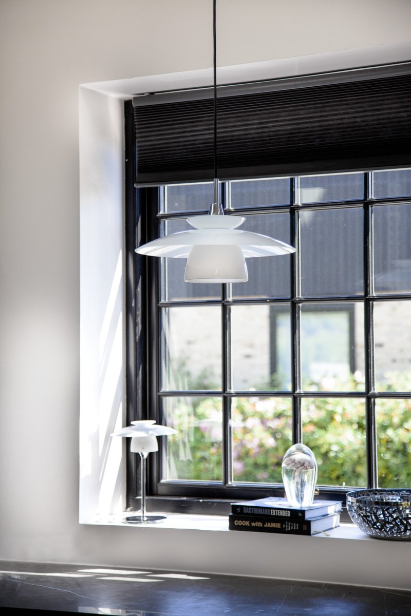Scandinavia 30cm Ópalo lámpara de mesa De Halo Design - La l&aacute;mpara emite una luz suave y agradable que crea un ambiente c&aacute;lido y acogedor en la sala de estar, el dormitorio o el estudio.