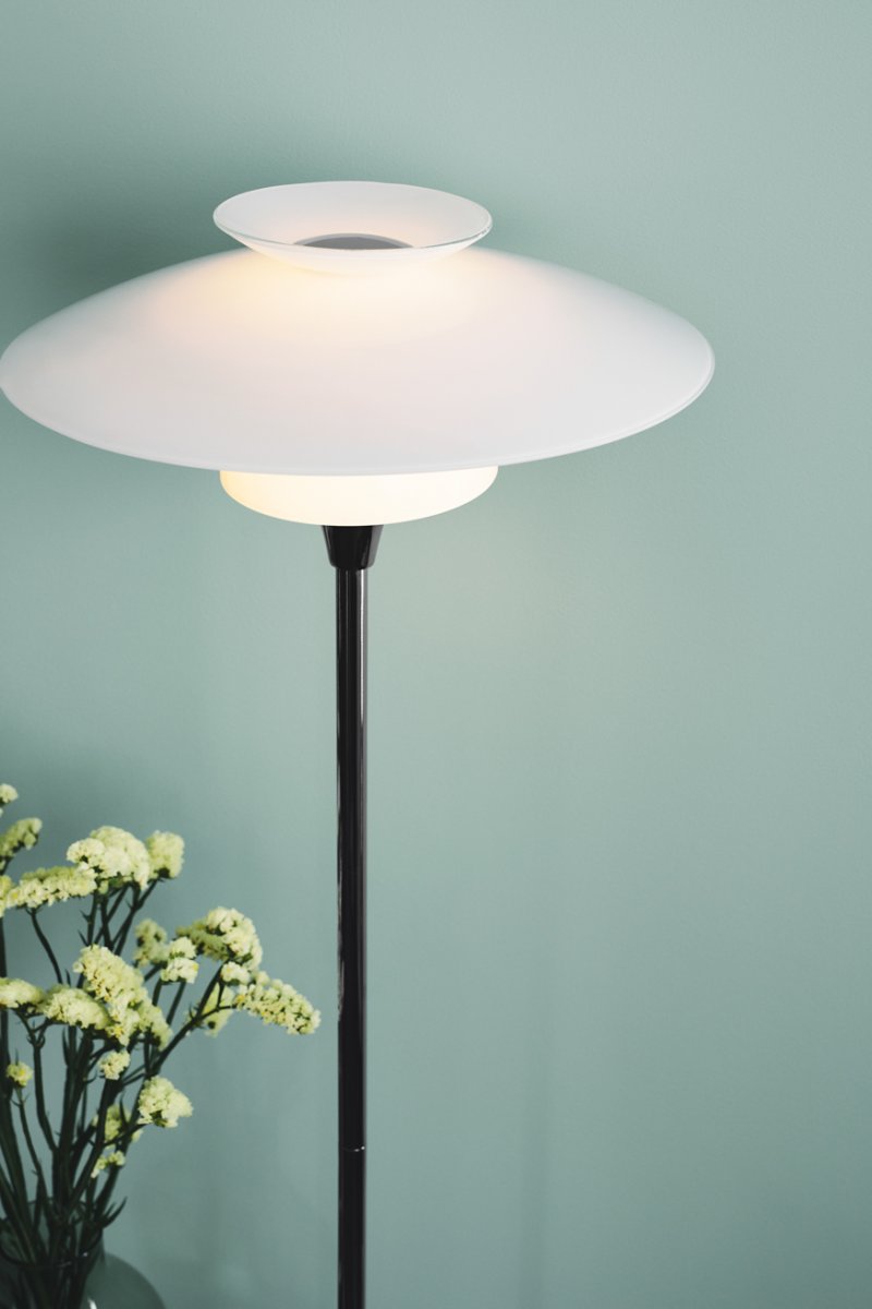 Scandinavia Ópalo lámpara de pie De Halo Design - La lámpara emite una luz suave y agradable que crea un ambiente cálido y acogedor en la sala de estar, el dormitorio o el estudio.