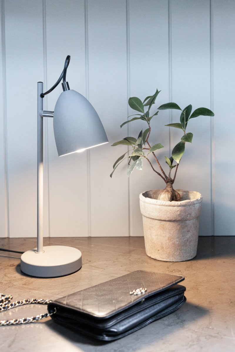 Yep! 37cm Gris lámpara de escritorio De Halo Design - Se adapta perfectamente a su escritorio, mesita de noche o mesa auxiliar y agrega un ambiente c&aacute;lido y elegante a su hogar.