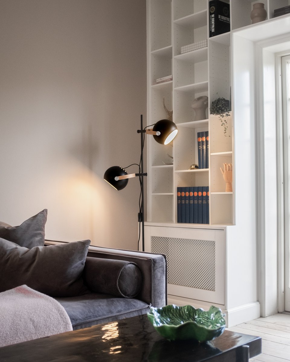 D.C Ø18 Negro lámpara de pie De Halo Design - El marco de roble enchapado tambi&eacute;n cumple una funci&oacute;n importante en t&eacute;rminos de la rotaci&oacute;n y el &aacute;ngulo de la pantalla para difundir la luz donde la desee.