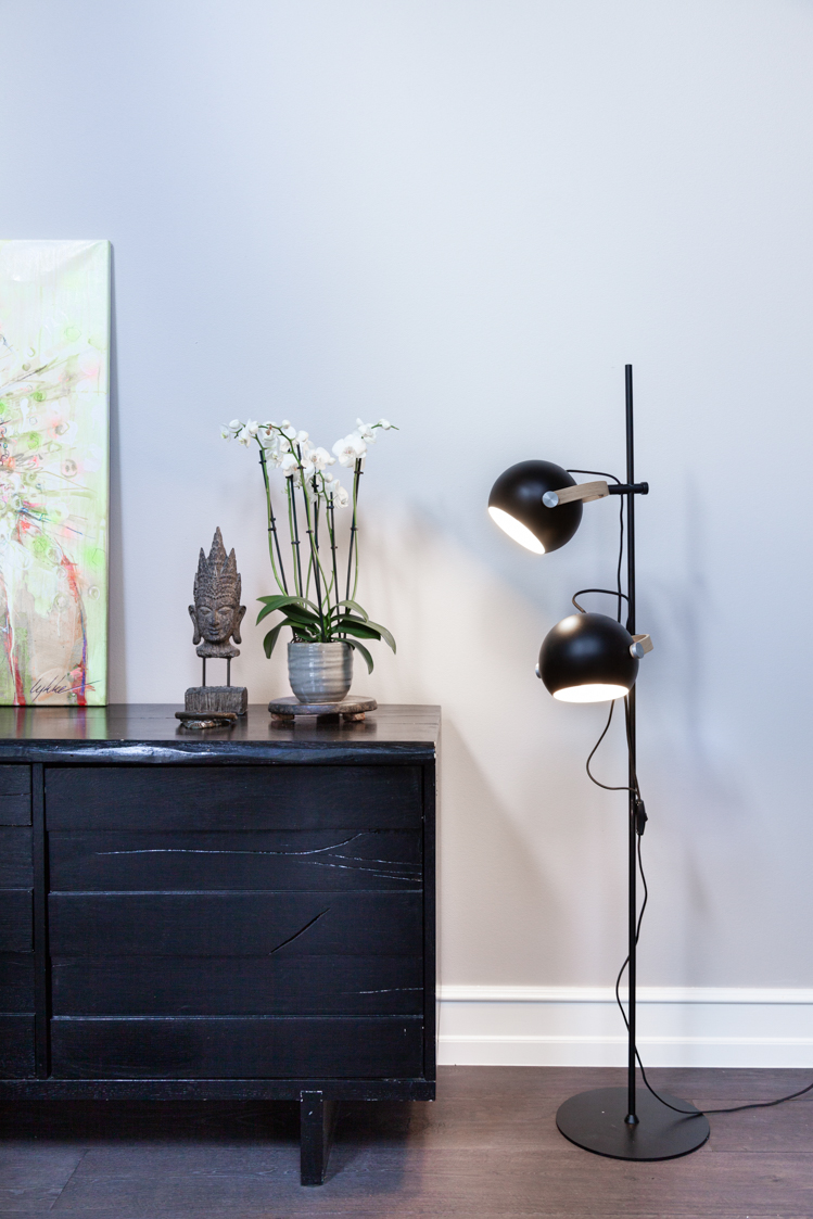 D.C Ø18 Negro lámpara de pie De Halo Design - El marco de roble enchapado tambi&eacute;n cumple una funci&oacute;n importante en t&eacute;rminos de la rotaci&oacute;n y el &aacute;ngulo de la pantalla para difundir la luz donde la desee.