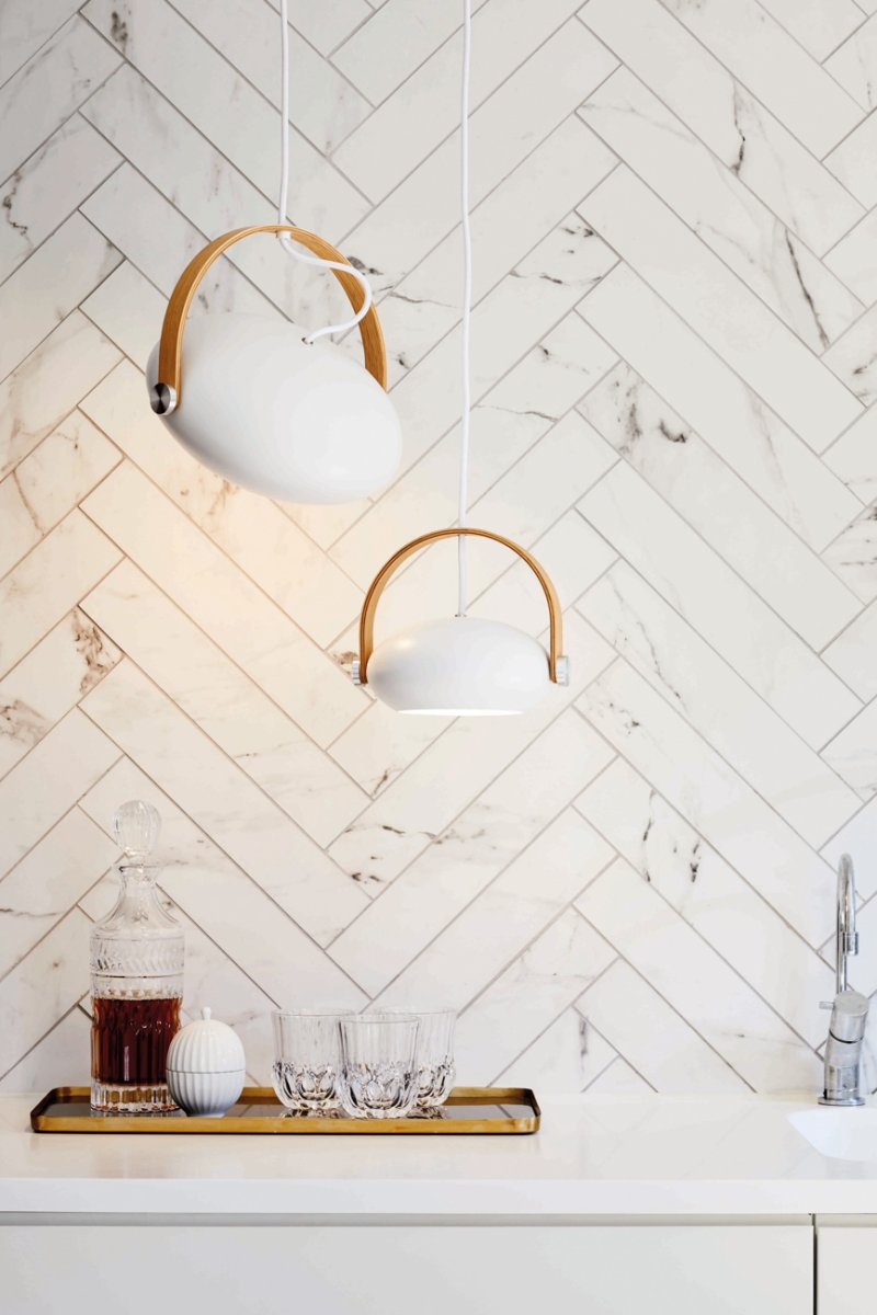 D.C Ø26 Blanco Lámpas de techo De Halo Design - El marco de roble enchapado tambi&eacute;n cumple una funci&oacute;n importante en t&eacute;rminos de la rotaci&oacute;n y el &aacute;ngulo de la pantalla para difundir la luz donde la desee.