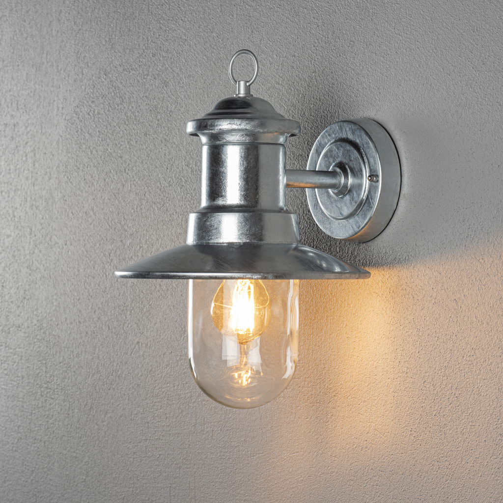 Napoli Galvanizado por inmersión en caliente lámpara de exterior De Konstsmide - El diseño clásico de la lámpara con cúpula redonda de cristal y pantalla ancha difunde una luz cálida y agradable, perfecta para iluminar entradas y terrazas.