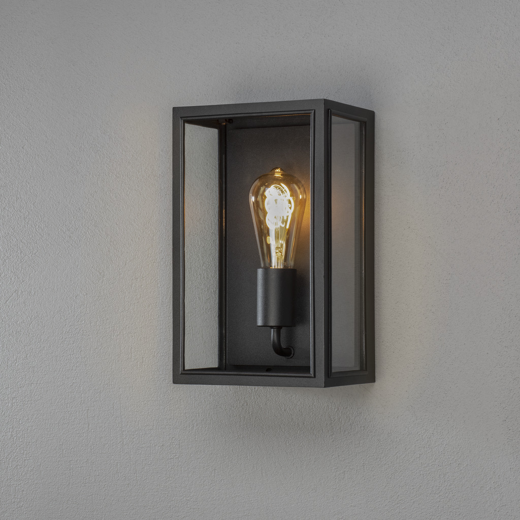 Carpi Negro lámpara de exterior De Konstsmide - Esta moderna lámpara de pared combina la estética industrial con un toque elegante y es un complemento perfecto para su fachada.