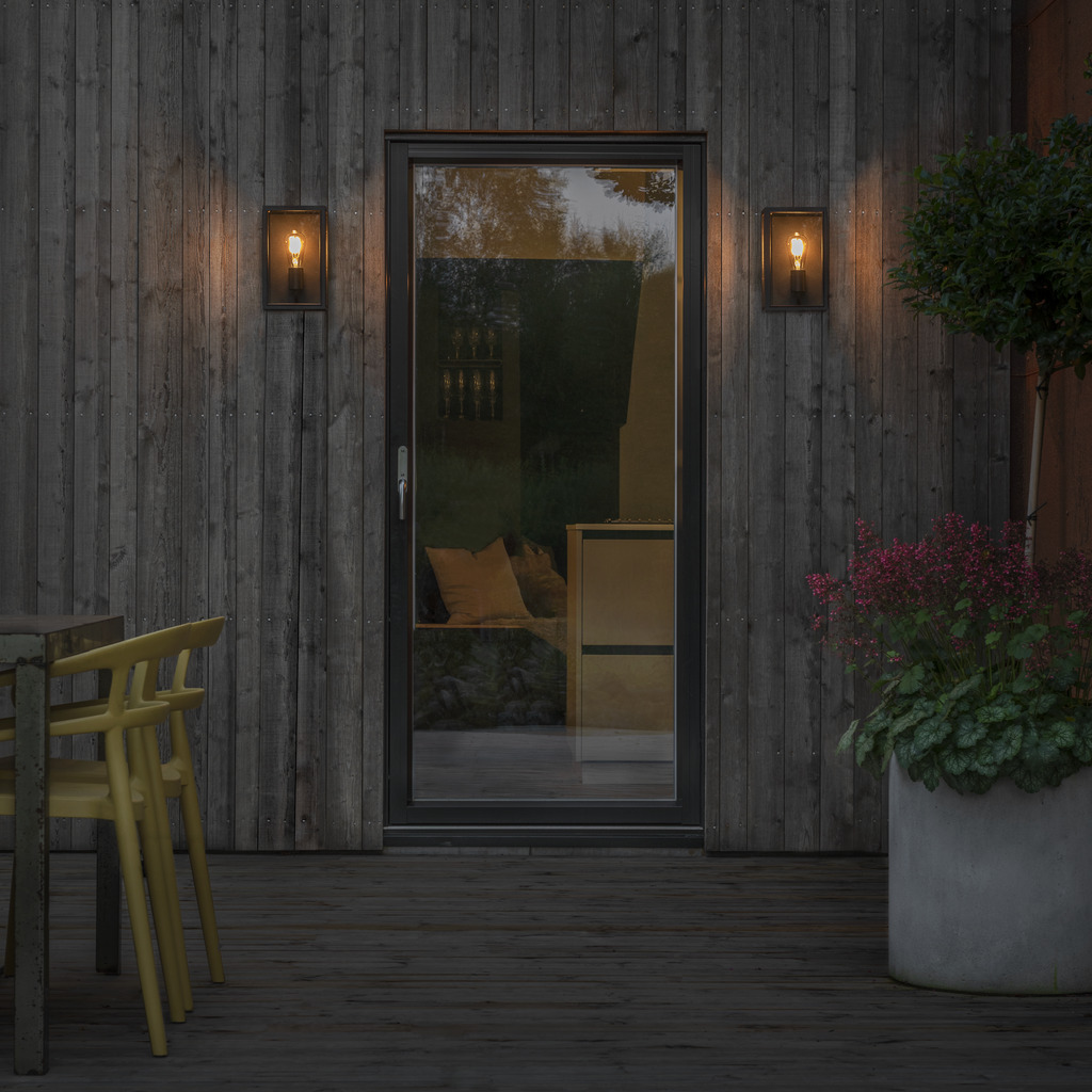 Carpi Negro lámpara de exterior De Konstsmide - Esta moderna lámpara de pared combina la estética industrial con un toque elegante y es un complemento perfecto para su fachada.