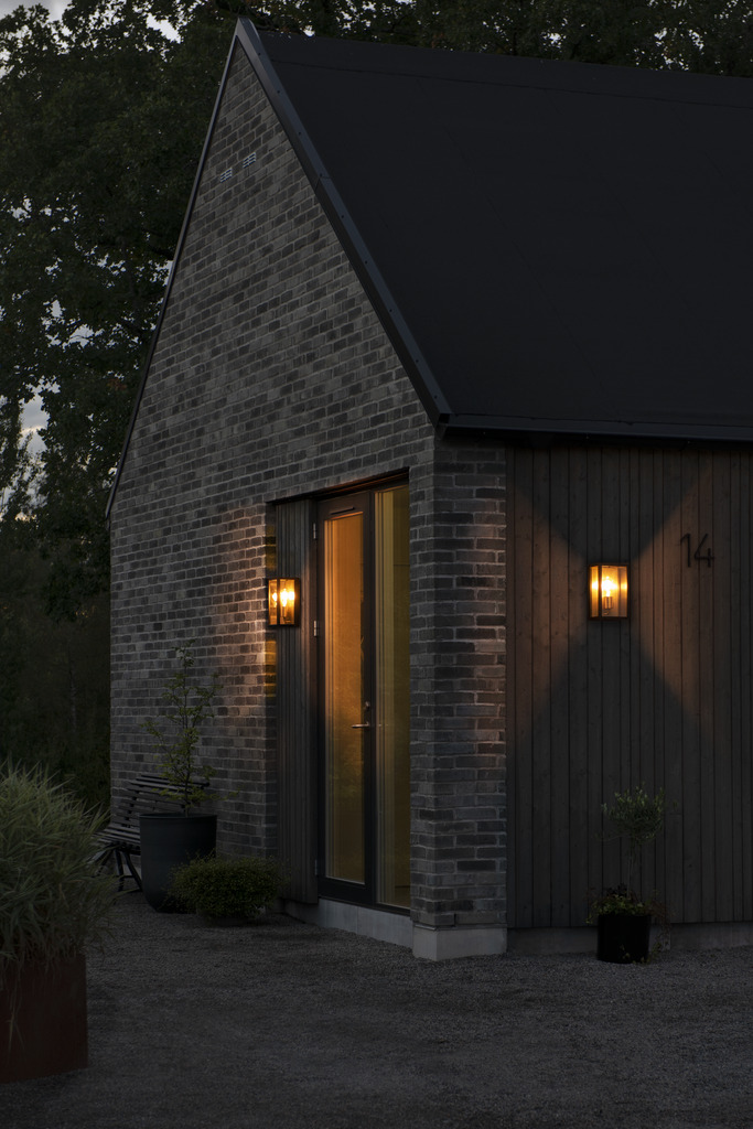 Carpi Latón lámpara de exterior De Konstsmide - Con su carcasa metálica rectangular y abierta y sus cálidos detalles de latón, crea un elegante juego de luz que le da a su entorno exterior un aspecto único.