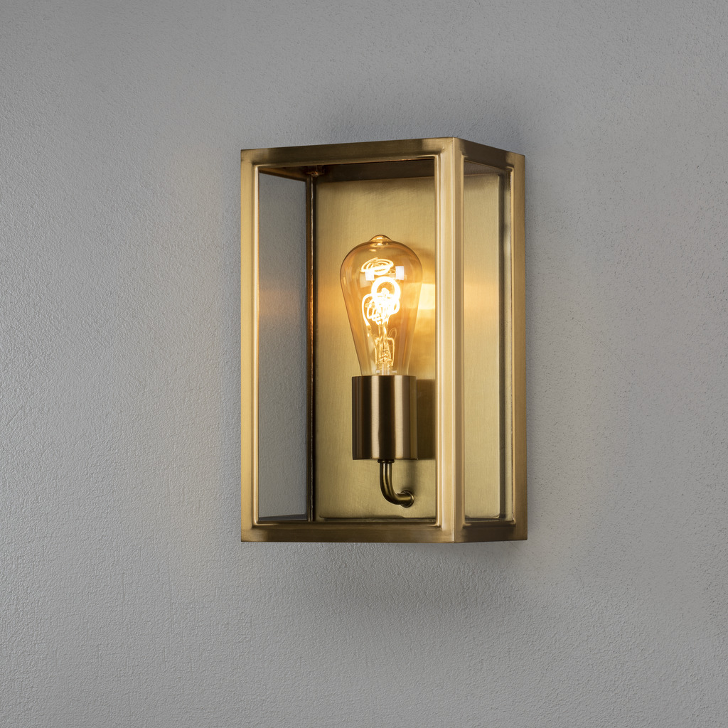Carpi Latón lámpara de exterior De Konstsmide - Esta moderna lámpara de pared combina la estética industrial con un toque elegante y es un complemento perfecto para su fachada.