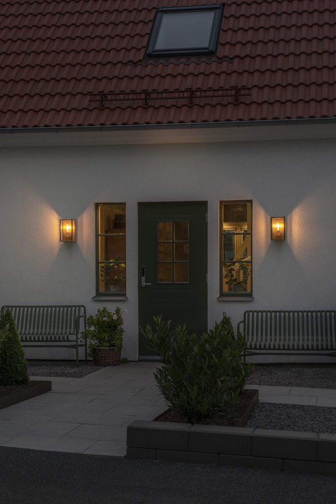 Carpi Latón lámpara de exterior De Konstsmide - Esta moderna lámpara de pared combina la estética industrial con un toque elegante y es un complemento perfecto para su fachada.