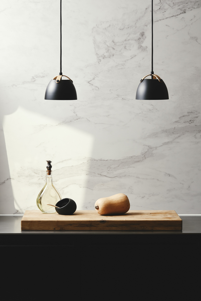 Oslo Ø16 Negro Lámpas de techo De Halo Design - La lámpara de techo Oslo es una solución de iluminación elegante y moderna que combina funcionalidad y diseño.