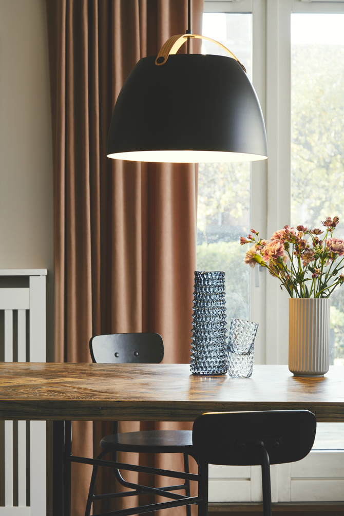 Oslo Ø40 Negro Lámpas de techo De Halo Design - La lámpara de techo Oslo es una solución de iluminación elegante y moderna que combina funcionalidad y diseño.