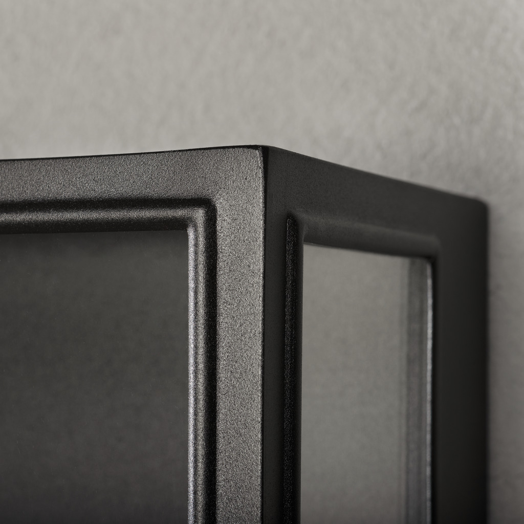 Carpi Negro lámpara de exterior De Konstsmide - Esta moderna l&aacute;mpara de pared combina la est&eacute;tica industrial con un toque elegante y es un complemento perfecto para su fachada.
