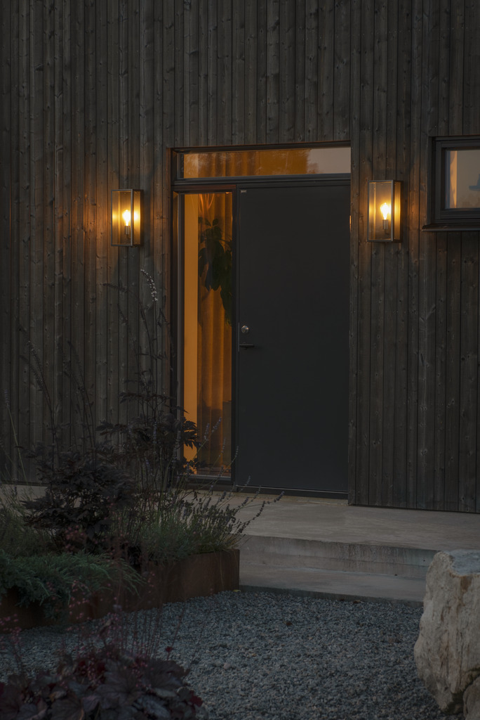 Carpi Negro lámpara de exterior De Konstsmide - Esta moderna l&aacute;mpara de pared combina la est&eacute;tica industrial con un toque elegante y es un complemento perfecto para su fachada.