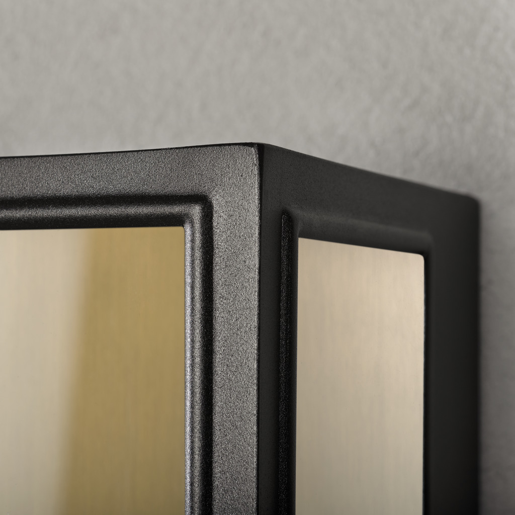 Carpi Latón lámpara de exterior De Konstsmide - Con su carcasa metálica rectangular y abierta y sus cálidos detalles de latón, crea un elegante juego de luz que le da a su entorno exterior un aspecto único.