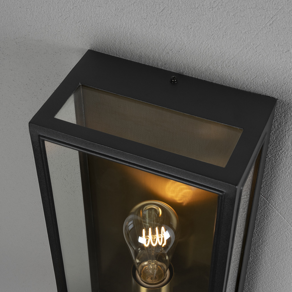 Carpi Latón lámpara de exterior De Konstsmide - Con su carcasa metálica rectangular y abierta y sus cálidos detalles de latón, crea un elegante juego de luz que le da a su entorno exterior un aspecto único.