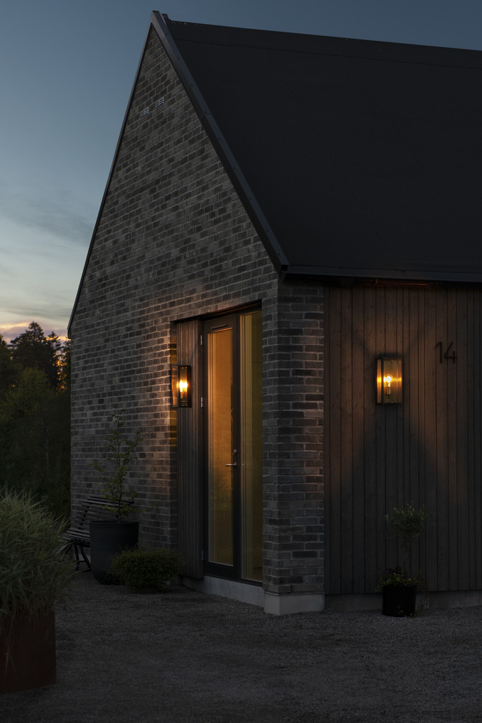 Carpi Latón lámpara de exterior De Konstsmide - Con su carcasa metálica rectangular y abierta y sus cálidos detalles de latón, crea un elegante juego de luz que le da a su entorno exterior un aspecto único.