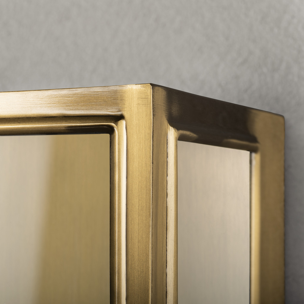 Carpi Latón lámpara de exterior De Konstsmide - Con su carcasa metálica de latón rectangular y abierta, crea un elegante juego de luz que le da a su entorno exterior un aspecto único.