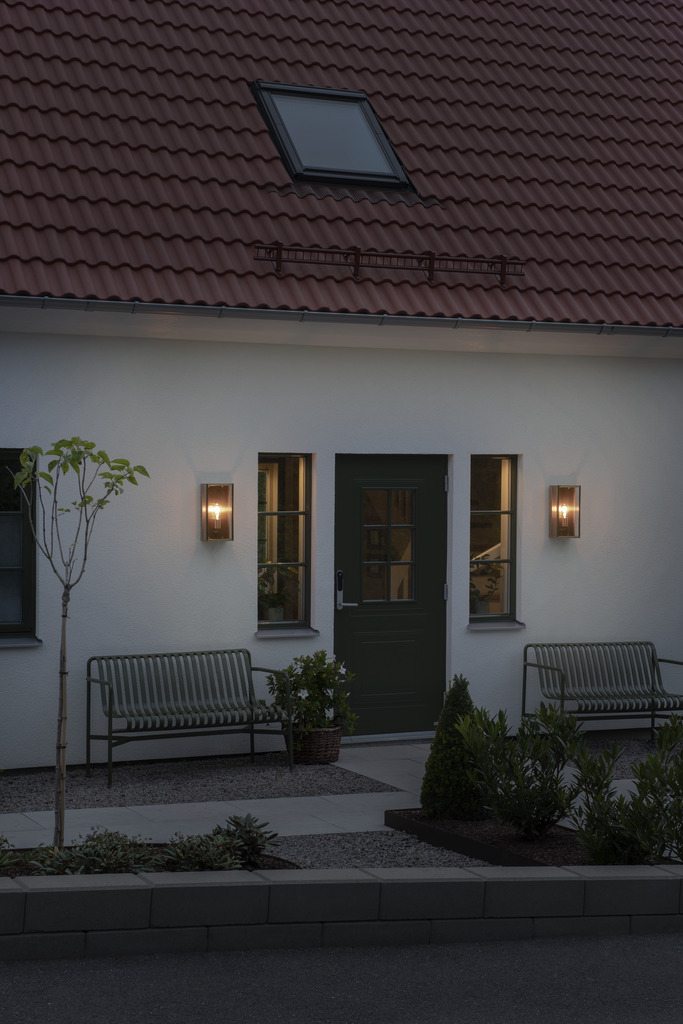 Carpi Latón lámpara de exterior De Konstsmide - Con su carcasa metálica de latón rectangular y abierta, crea un elegante juego de luz que le da a su entorno exterior un aspecto único.