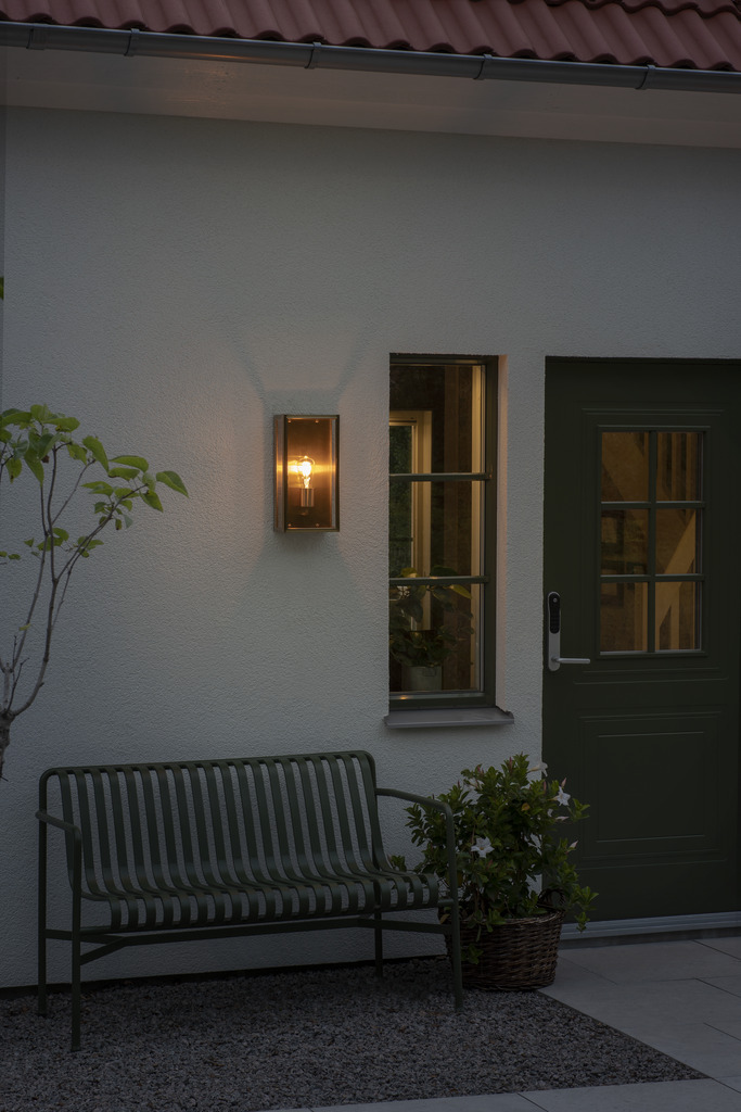 Carpi Latón lámpara de exterior De Konstsmide - Con su carcasa metálica de latón rectangular y abierta, crea un elegante juego de luz que le da a su entorno exterior un aspecto único.