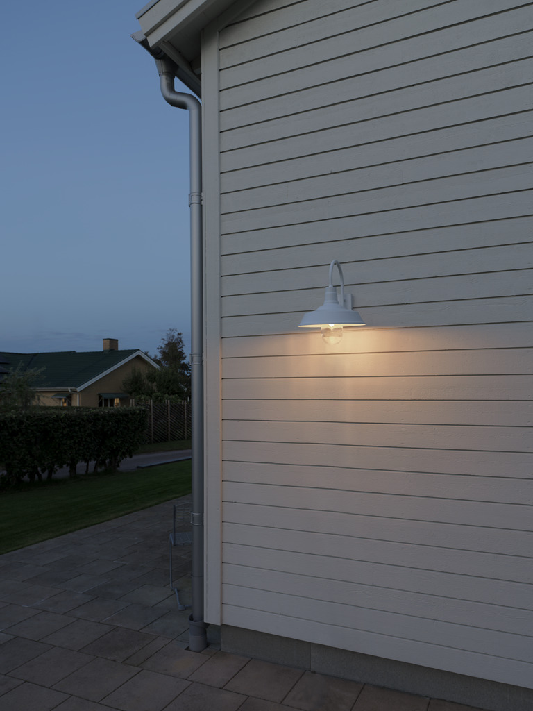 Trapani Blanco lámpara de exterior De Konstsmide - La pantalla ancha y la cúpula de cristal transparente emiten una luz agradable y dirigida, lo que hace que la lámpara sea perfecta para entradas y patios.