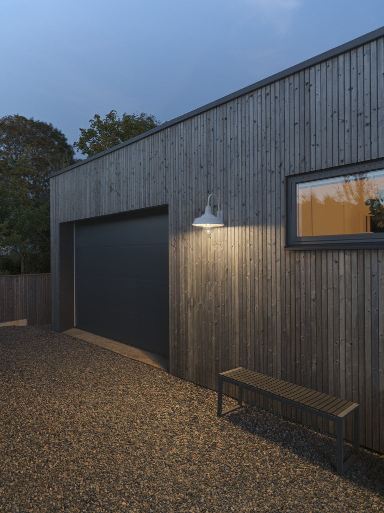 Trapani Blanco lámpara de exterior De Konstsmide - La pantalla ancha y la cúpula de cristal transparente emiten una luz agradable y dirigida, lo que hace que la lámpara sea perfecta para entradas y patios.